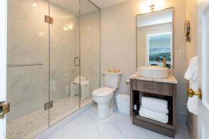 米西索加格瑞酒店的带淋浴、卫生间和盥洗盆的浴室