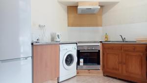 波文图拉Boaventura Home Comfort的厨房配有洗衣机和洗碗机。