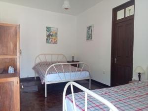 波文图拉Boaventura Home Comfort的一间卧室设有两张床和一扇门