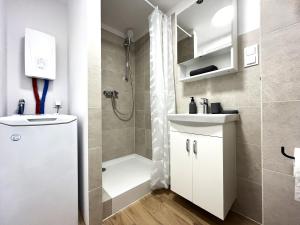 弗罗茨瓦夫Zarembowicza A36 Apartment - Self Check-In 20h - Parking &Lift的带淋浴和盥洗盆的小浴室
