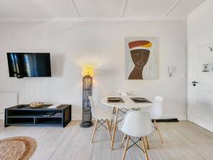 开普敦Contemporary and Stylish Apartment in Observatory的白色的客厅配有桌椅