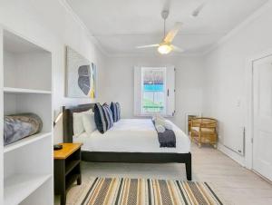 开普敦Contemporary and Stylish Apartment in Observatory的一间卧室配有一张床和吊扇