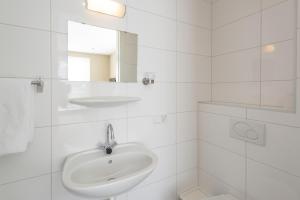 诺德维勒Hof van Renesse的白色的浴室设有水槽和镜子