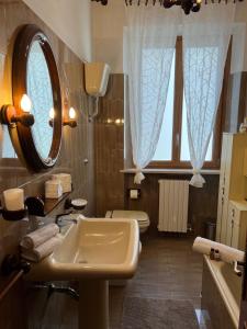 瓦达Casa Vanni的一间带水槽和镜子的浴室