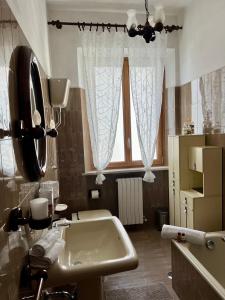 瓦达Casa Vanni的一间带水槽和浴缸的浴室以及窗户。
