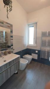圣萨尔沃44 gatti Grazioso monolocale的一间带水槽和卫生间的浴室以及窗户。
