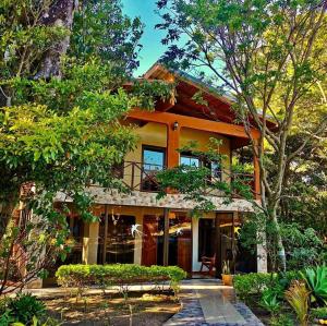 蒙泰韦尔德哥斯达黎加Villa El Nido Monteverde的树中间的房子