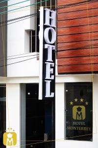 莫科阿HOTEL MONTERREY的建筑一侧的酒店标志
