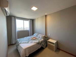维拉维尔哈ITAPARICA RELAX INN! Portaria e bar 24H!的一间小卧室,配有床和窗户