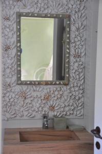 KounopetraMezzao的浴室墙上的镜子