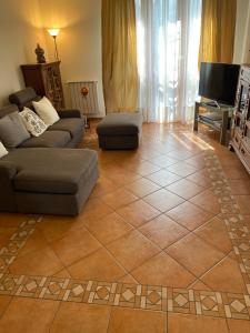 普拉托Accanto a Firenze的带沙发和瓷砖地板的客厅