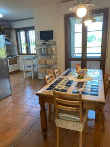 普拉托Accanto a Firenze的一间带木桌和椅子的厨房以及一间用餐室