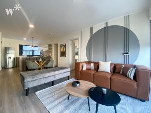 利马Solar by Wynwood House的客厅配有沙发和桌子