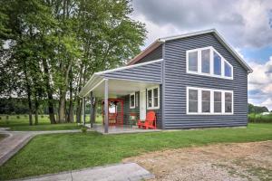 西普谢瓦纳Cozy Haven of Rest Home with Amish Country Views!的院子里的蓝色房子,带红椅
