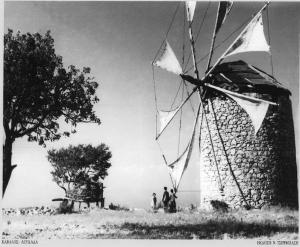 AsprogerakataAnemomilos Villa的一张黑白相间的风筝飞行者照片