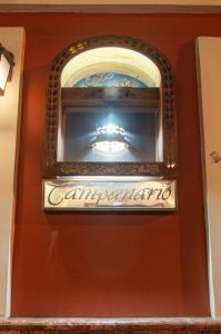 昆卡Hotel Campanario的餐厅墙上的标志