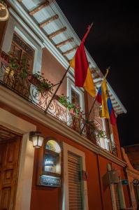 昆卡Hotel Campanario的阳台上有两个国旗的建筑