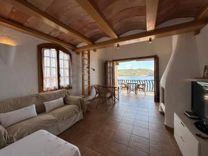 福尔内利斯ES POLIT by SOM Menorca的带沙发的客厅,享有海景