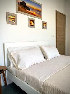 托雷斯港b&b Casa Balai 72 a 100 mt dal mare的一张白色的床,上面有两个枕头