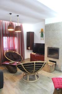 维埃拉·多米尼奥Recanto do Sol的客厅配有椅子和壁炉