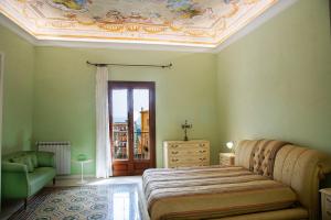 阿格里真托PALAZZO ZUPPARDO LUXURY的一间卧室设有一张床和天花板