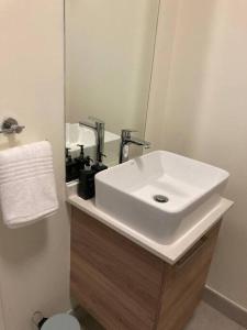 肯普顿帕克Luxury 1bed Serengeti OliveWood ORT Airport的浴室设有白色水槽和镜子