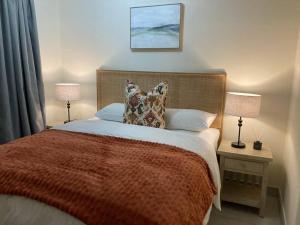 肯普顿帕克Luxury 1bed Serengeti OliveWood ORT Airport的一间卧室配有一张大床、枕头和两盏灯。