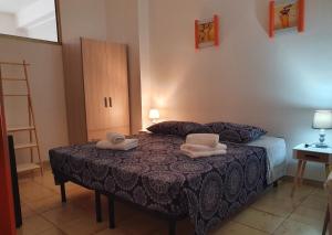 诺托Casa Bommegna的一间卧室配有一张床,上面有两条毛巾