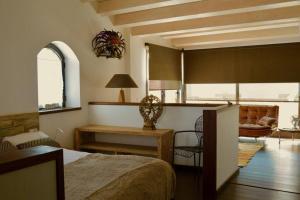 滨海托萨Can Senio 3的一间卧室配有一张床、一张桌子和一张沙发