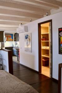 滨海托萨Can Senio 3的一间设有门的客房,可通往厨房