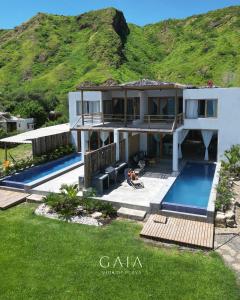 卡诺阿斯德蓬萨尔Casa GAIA - Punta Sal的一座带游泳池和山脉的房子