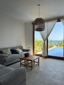 卡诺阿斯德蓬萨尔Casa GAIA - Punta Sal的客厅配有沙发和桌子