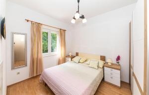 卡什泰拉Gorgeous Home In Kastel Gomilica With Wifi的白色的卧室设有床和窗户