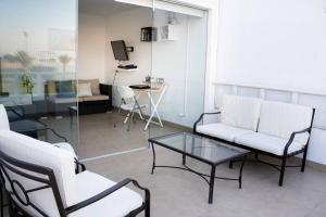 皮斯科Casa de Playa con Piscina Exclusiva的客厅配有沙发、椅子和桌子