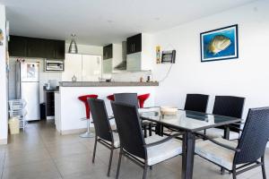 皮斯科Casa de Playa con Piscina Exclusiva的厨房以及带桌椅的用餐室。