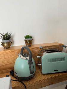 埃武拉HOUSE NEXT TO THE THEATER的茶壶和台面上的烤面包机