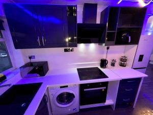 Trimley HeathChic 2 Bedroom Flat的厨房配有水槽和洗衣机
