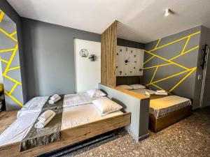 耶拉基尼Comfort Luxury Studio的卧室设有两张单人床,墙上挂有时钟