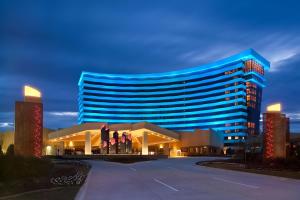 摩尔Holiday Inn Express & Suites Moore, an IHG Hotel的前面有旗帜的大型蓝色建筑