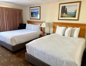 大洋城Safari Hotel Boardwalk的酒店客房,配有两张带白色床单的床