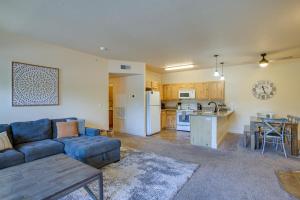 科达伦Coeur dAlene Vacation Rental 4 Mi to Hayden Lake的一间带蓝色沙发的客厅和一间厨房