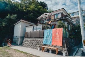 气仙沼市SLOW HOUSE kesennuma - Vacation STAY 31901v的前面有标志的房子