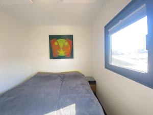 尼乌波特Woonboot Bertan的一间小卧室,配有床和窗户