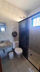 巴雷图斯Casa di Angeli的浴室配有卫生间、盥洗盆和淋浴。
