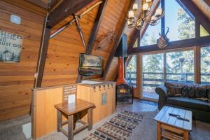 大熊湖Bear Mountain Summit - A-frame nestled in the oaks and pines!的小屋内的客厅配有沙发和壁炉