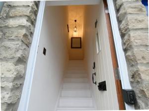 史云顿Converted Railway Cottage的通往带石墙的走廊的楼梯