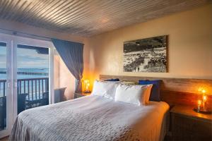 阿维拉海滩阿维拉海滩酒店的一间卧室设有一张床,享有海景