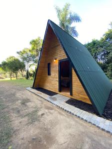 新彼得罗波利斯Cabana Nova Petrópolis的一座带倾斜屋顶的小木结构建筑