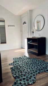 欧塞尔RhizHome - Coeur de ville, appartement spacieux的客厅配有镜子和地毯