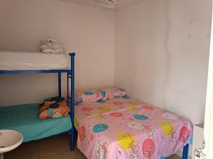 巴耶杜帕尔hostal k的小房间设有一张床和一张双层床